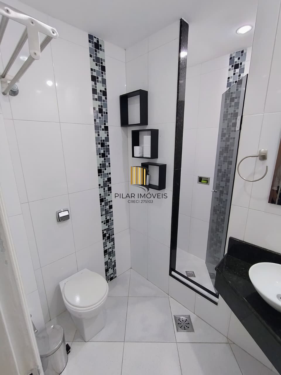 #Vende apartamento  desopcupado com 2 quartos no Menino Deus#