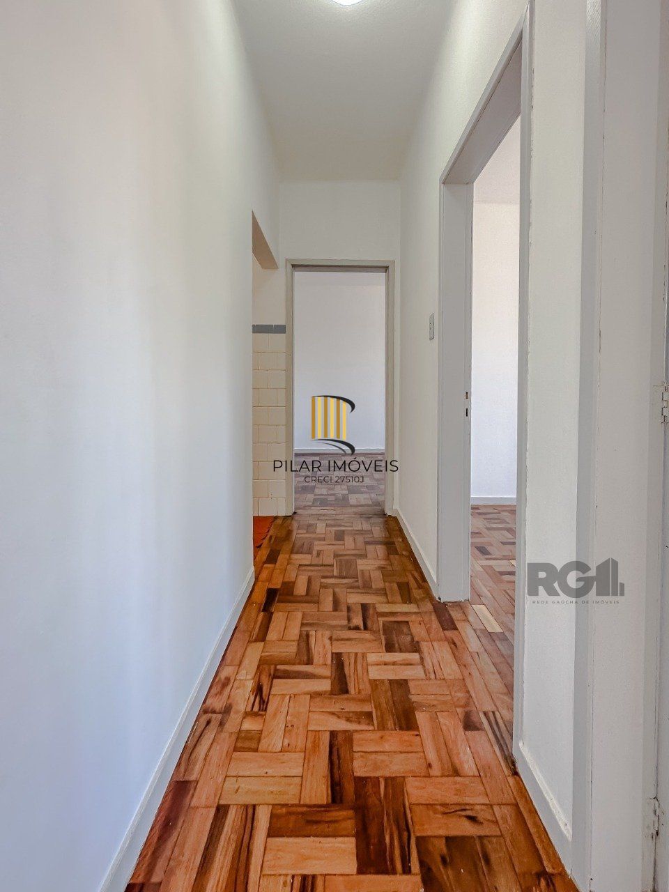 Ótimo apartamento  de 2 dormitórios, sala de estar e sala de jantar, banheiro social e banheiro auxiliar, cozinha  e área de serviço. Iluminado, silencioso. 