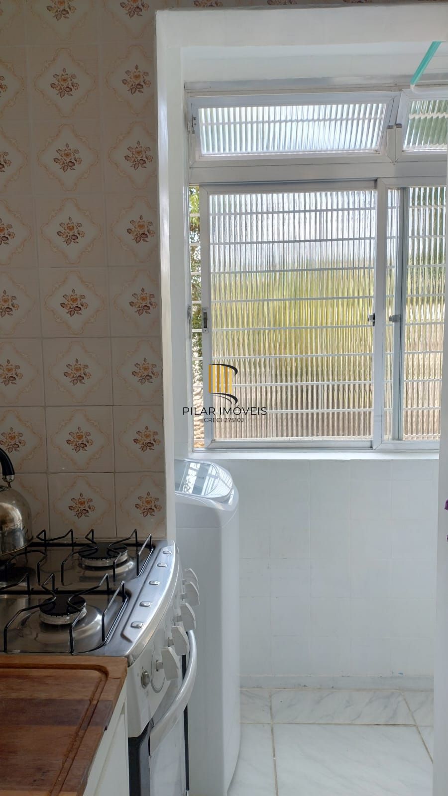 Apartamento 1 dormitório, todo reformado, semimobiliado em condominio fechado.