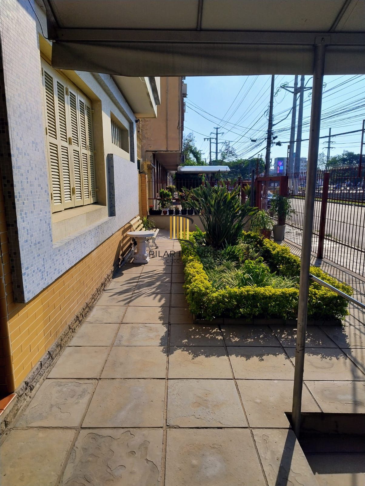 Apartamento térreo 2 quartos com amplo pátio em L no bairro Santana