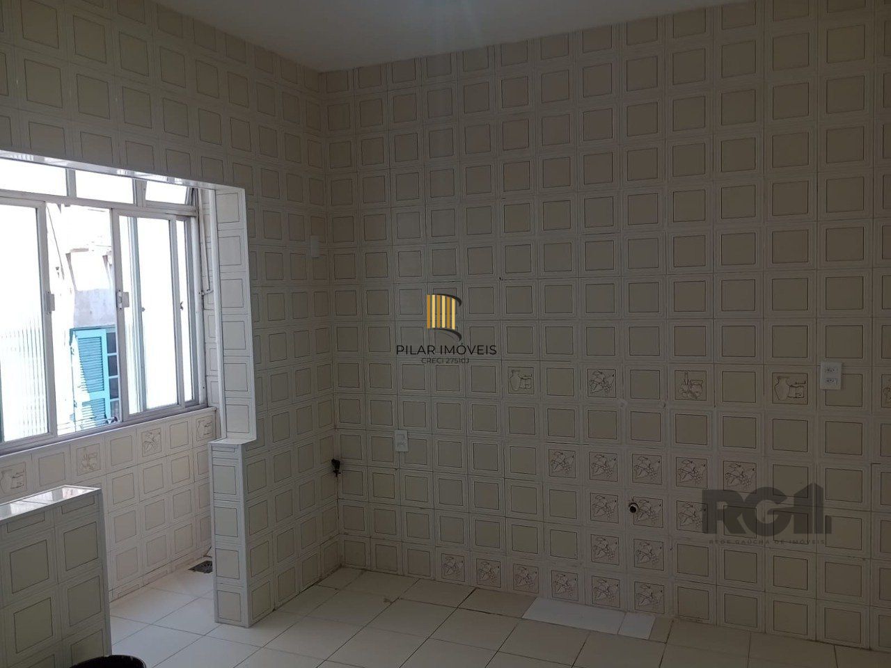 Apartamento com 3 quartos, desocupado no centro histórico.