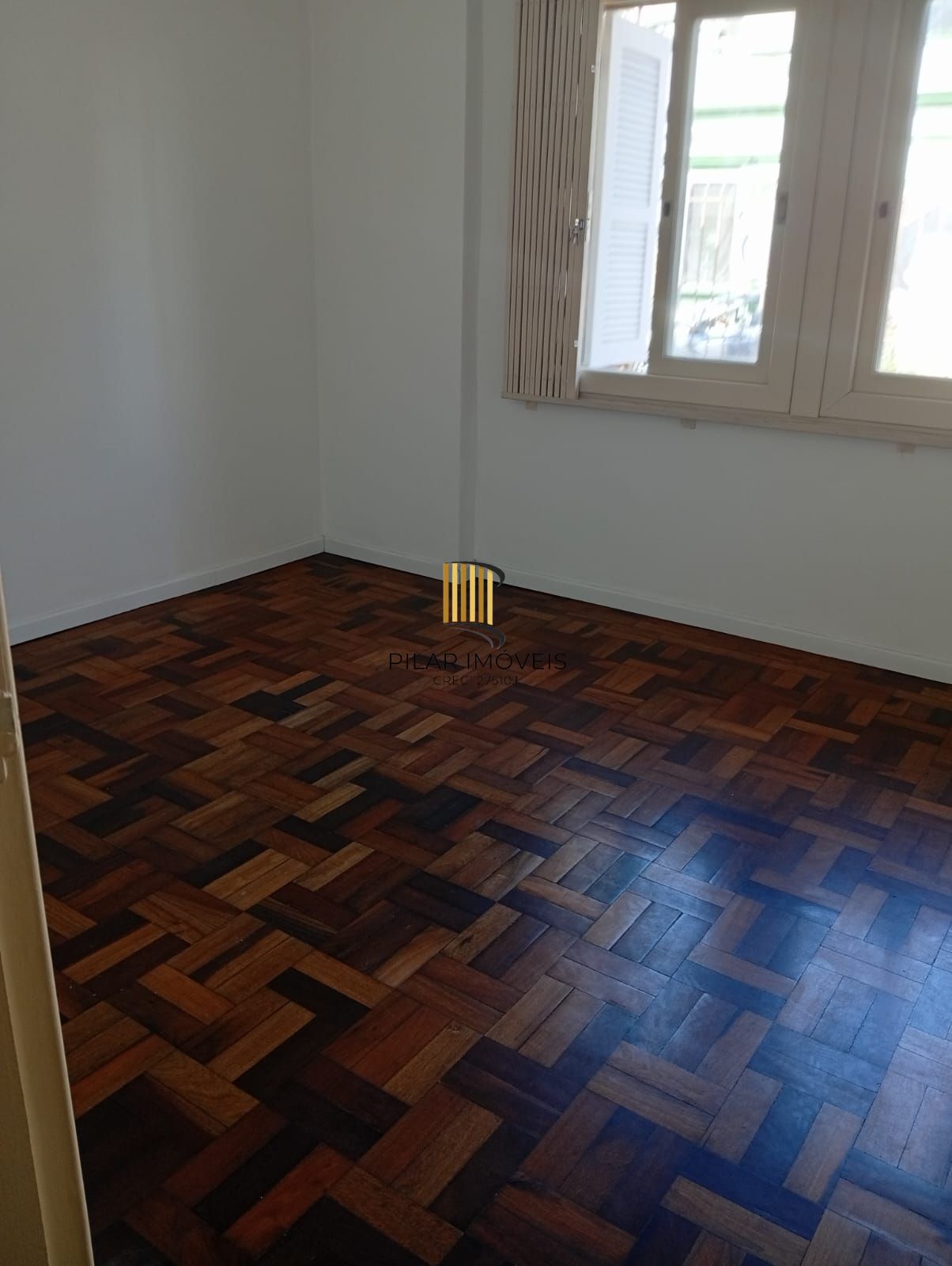 Apartamento térreo,  2 quartos, pátio, desocupado no bairro Cidade Baixa