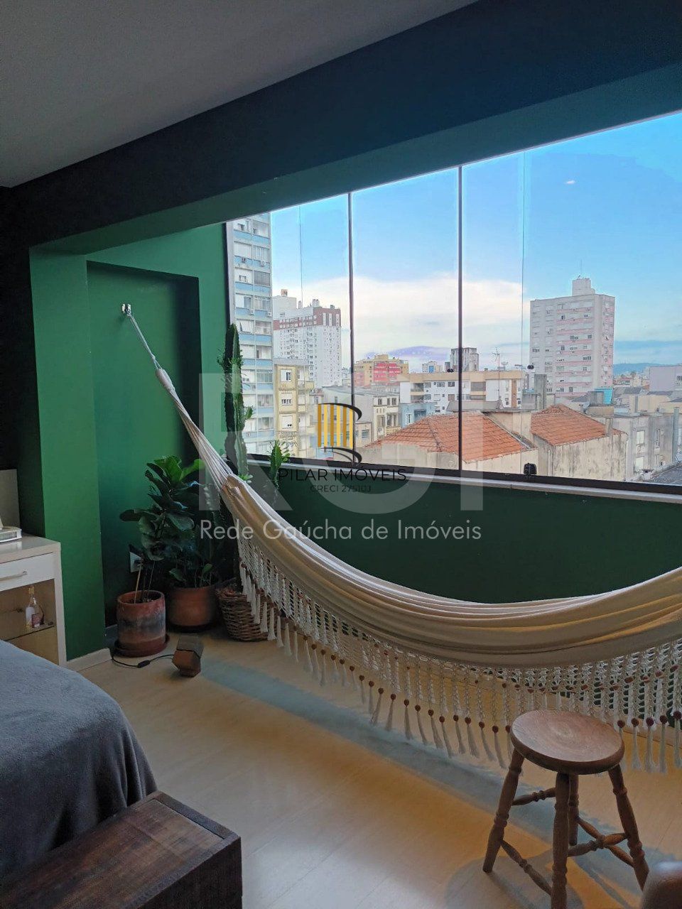 Apartamento  2 quartos, suite, , sacada,   2 quartos,  churrasqueira, semi mobiliado com garagem!