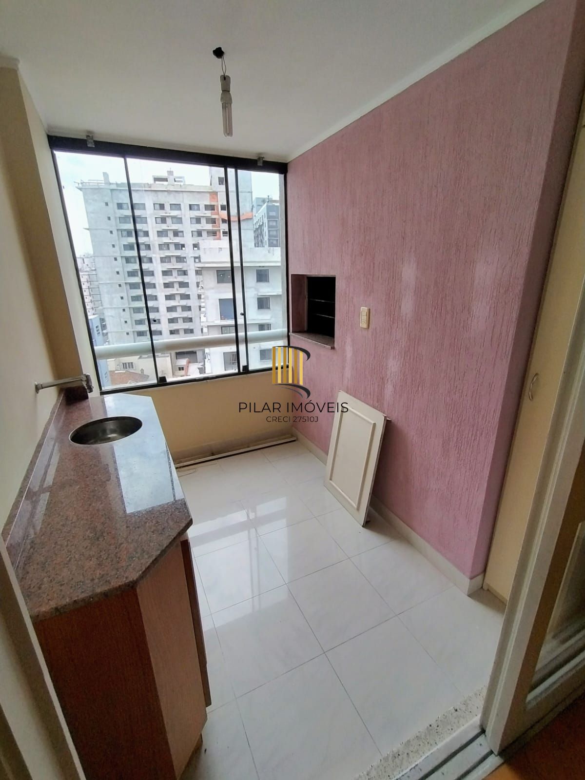 Vende apartamento 2 quartos, andar alto, sacada e gragem na cidade Baixa. - Pilar Imóveis