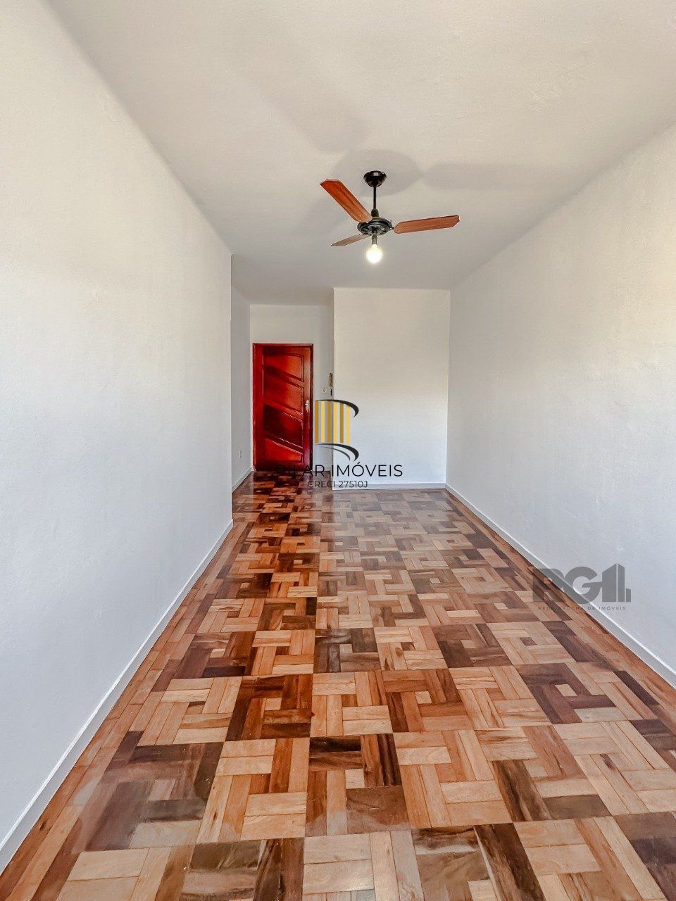 Ótimo apartamento  de 2 dormitórios, sala de estar e sala de jantar, banheiro social e banheiro auxiliar, cozinha  e área de serviço. Iluminado, silencioso. 
