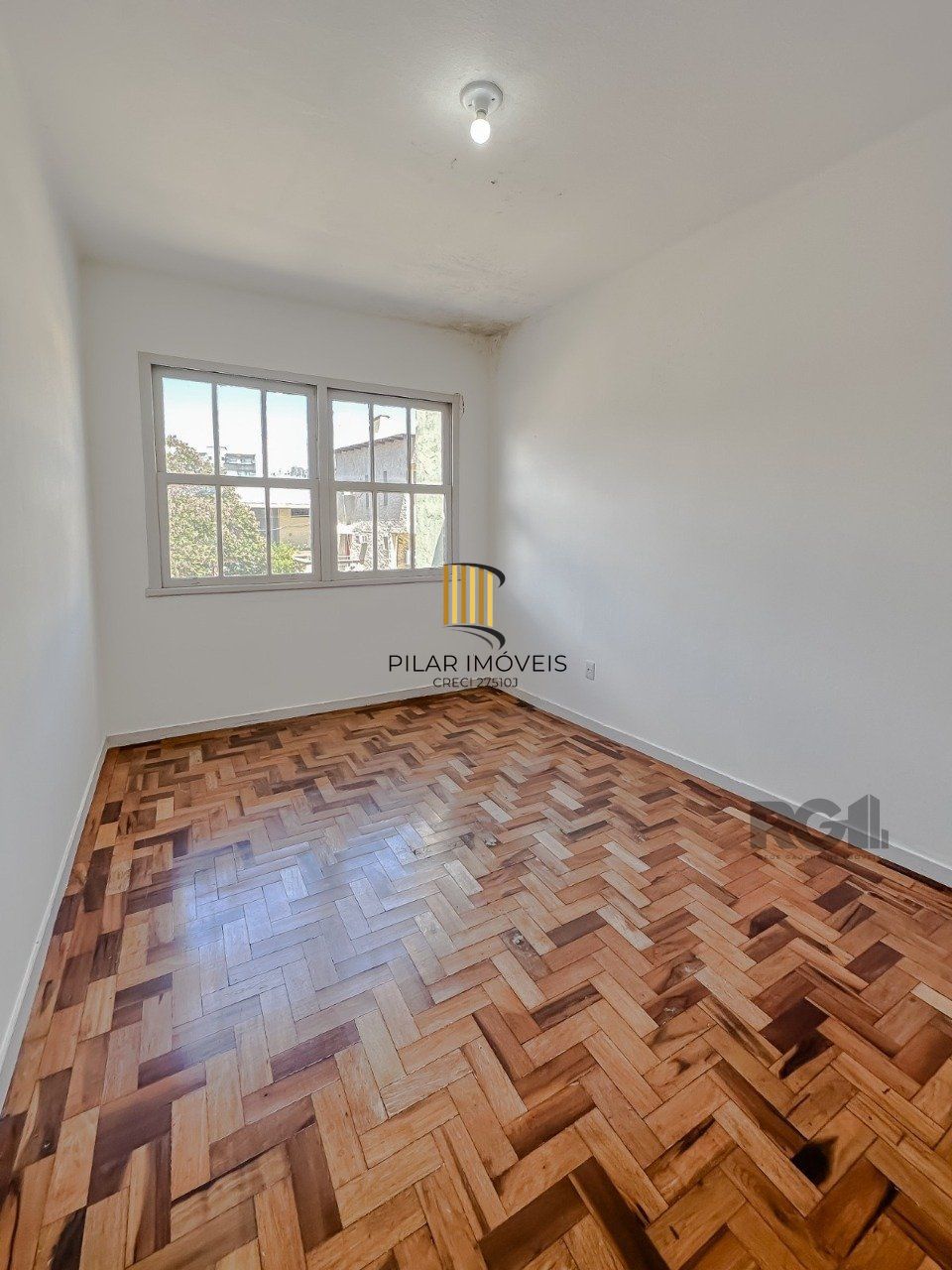 Ótimo apartamento  de 2 dormitórios, sala de estar e sala de jantar, banheiro social e banheiro auxiliar, cozinha  e área de serviço. Iluminado, silencioso. 