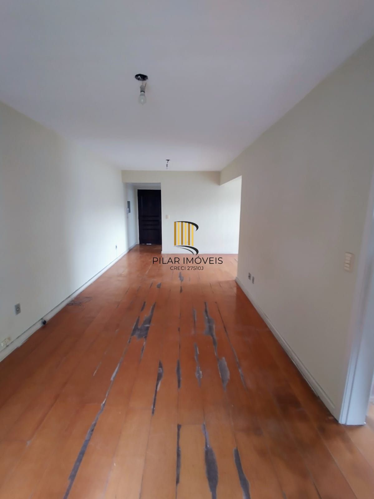 Vende apartamento 2 quartos, andar alto, sacada e gragem na cidade Baixa.