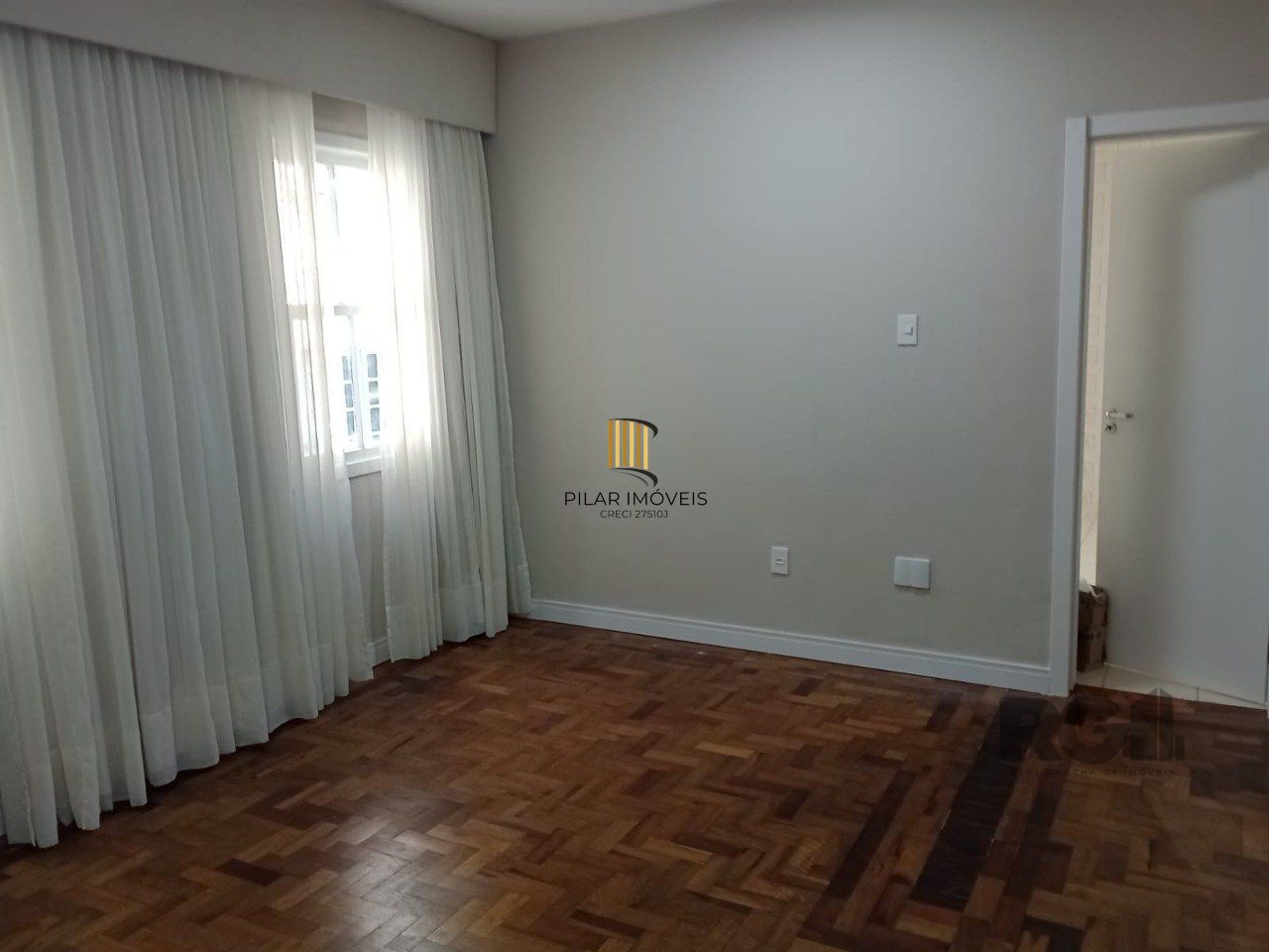 Apartamento com 3 quartos, desocupado no centro histórico.