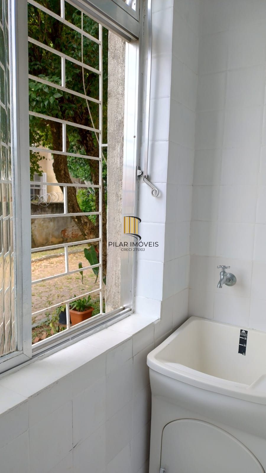 Apartamento 1 dormitório, todo reformado, semimobiliado em condominio fechado.