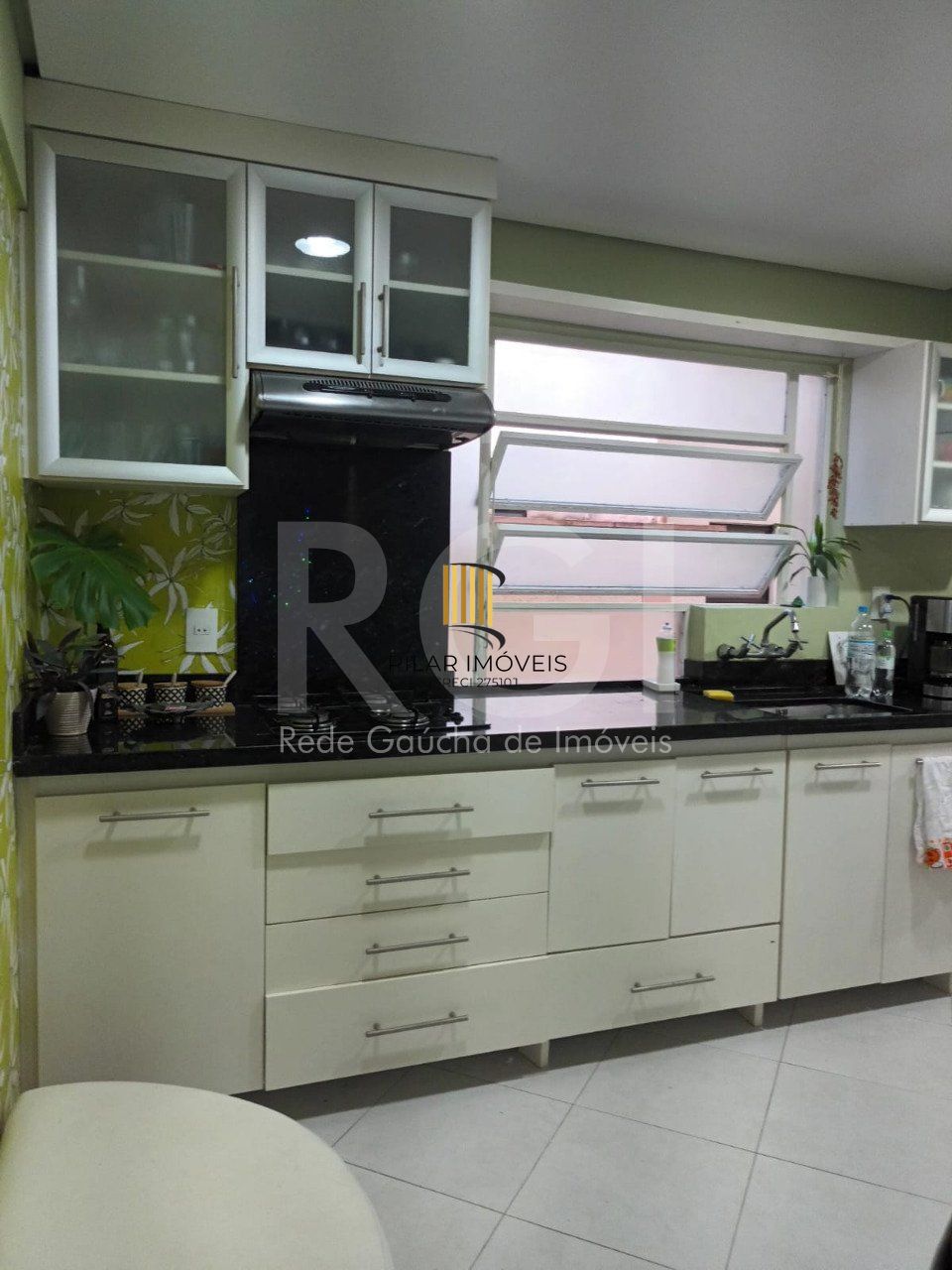 Apartamento  2 quartos, suite, , sacada,   2 quartos,  churrasqueira, semi mobiliado com garagem!