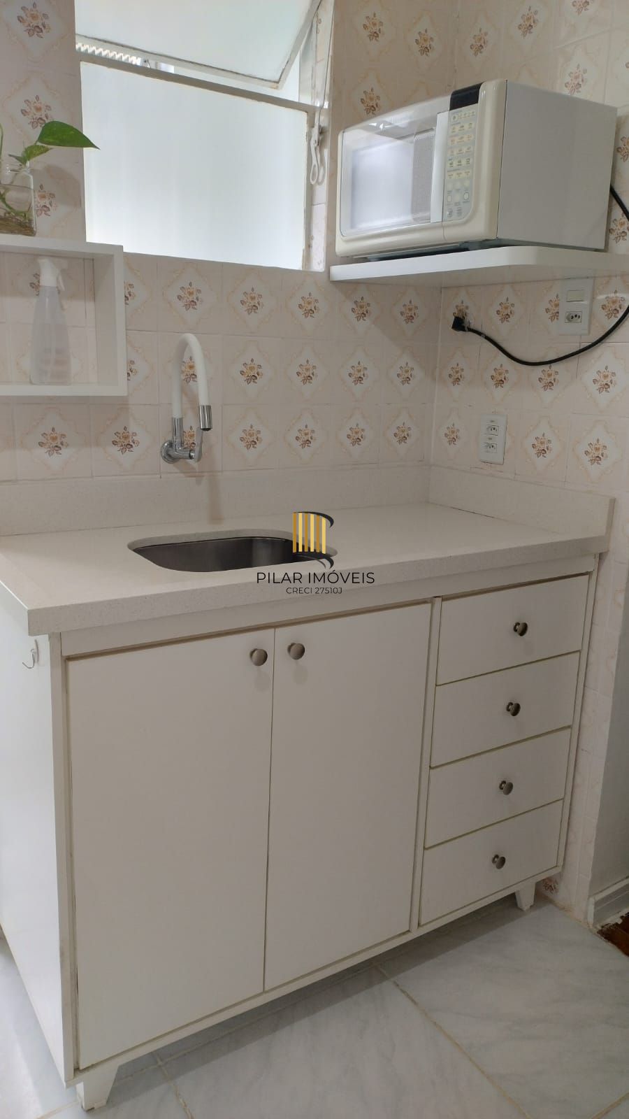 Apartamento 1 dormitório, todo reformado, semimobiliado em condominio fechado.