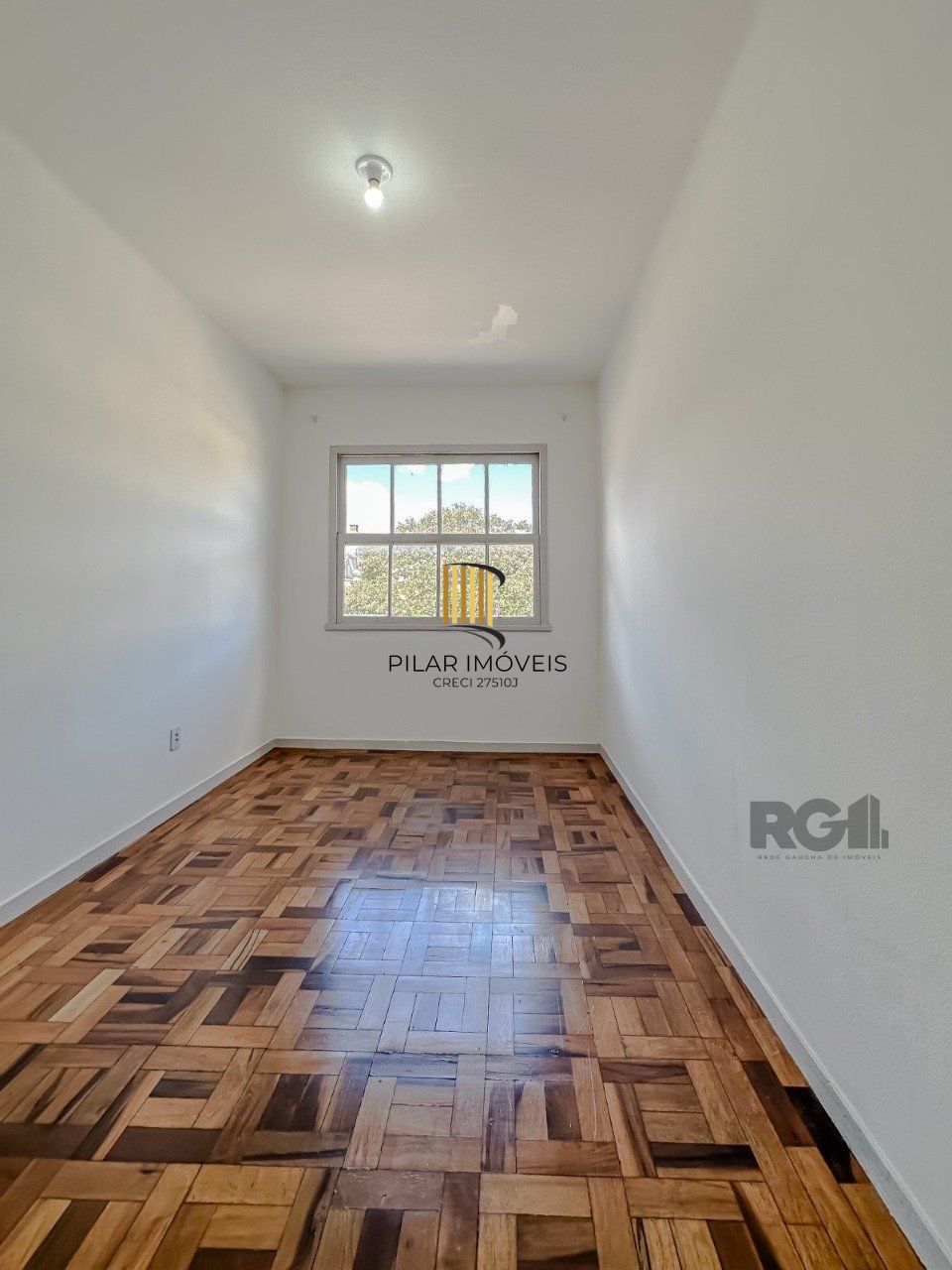 Ótimo apartamento  de 2 dormitórios, sala de estar e sala de jantar, banheiro social e banheiro auxiliar, cozinha  e área de serviço. Iluminado, silencioso. 