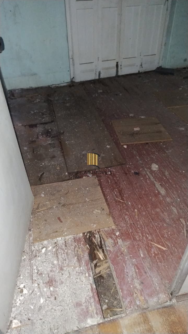 Casa à venda com pátio e garagem na Cidade Baixa.