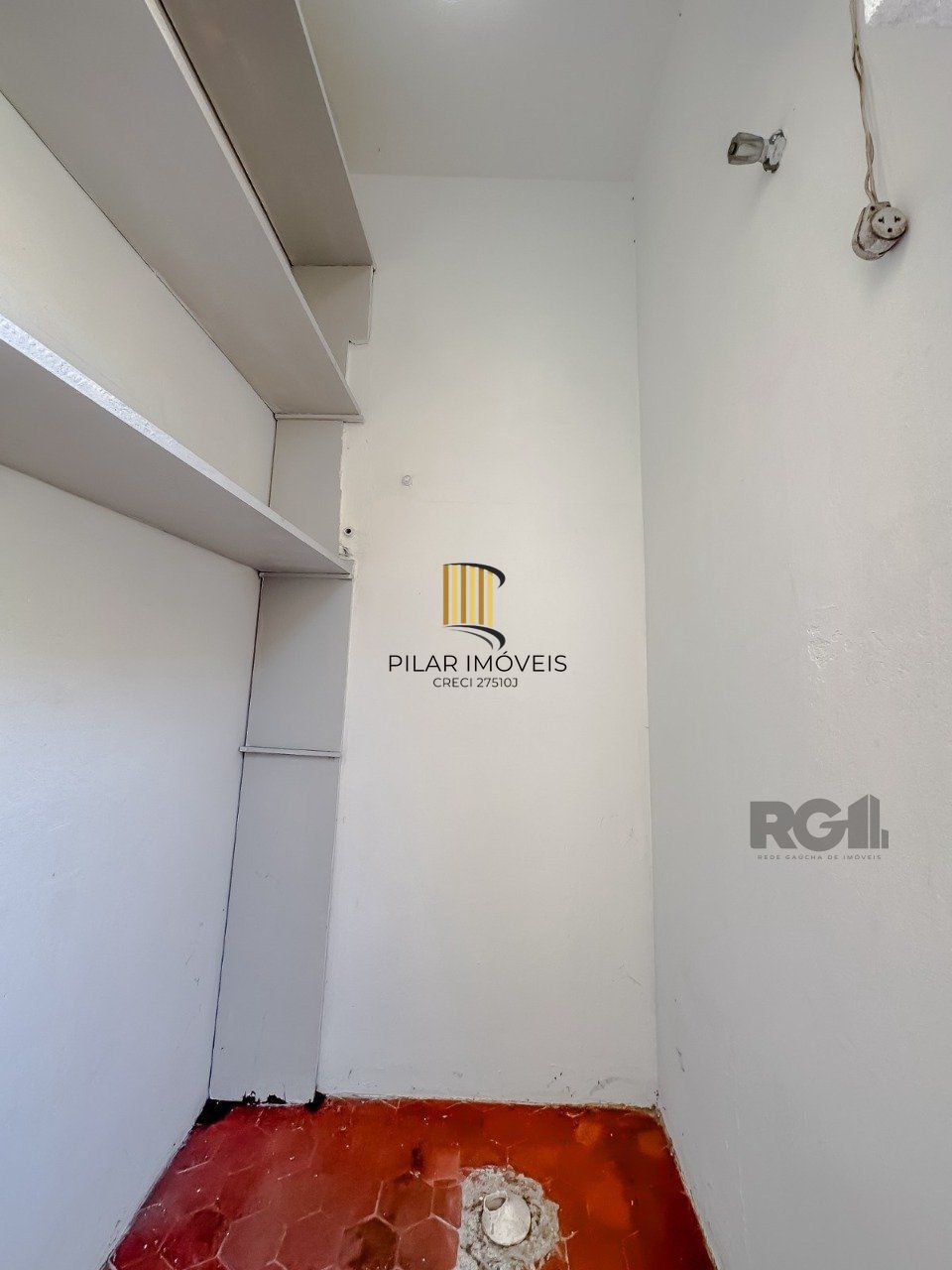 Ótimo apartamento  de 2 dormitórios, sala de estar e sala de jantar, banheiro social e banheiro auxiliar, cozinha  e área de serviço. Iluminado, silencioso. 