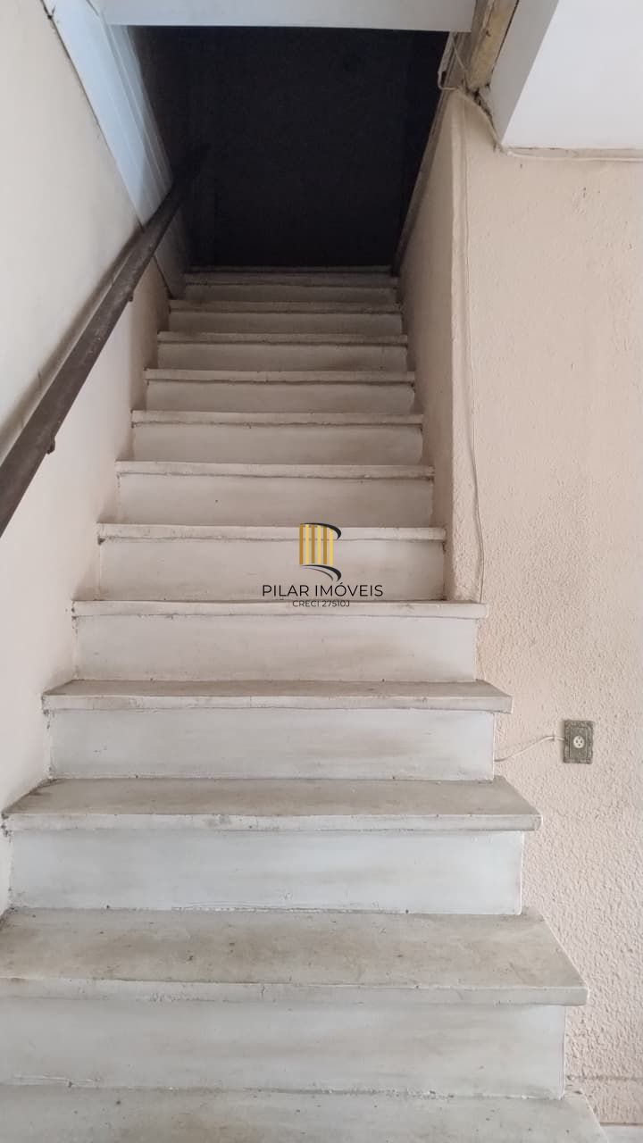 Casa à venda com pátio e garagem na Cidade Baixa.