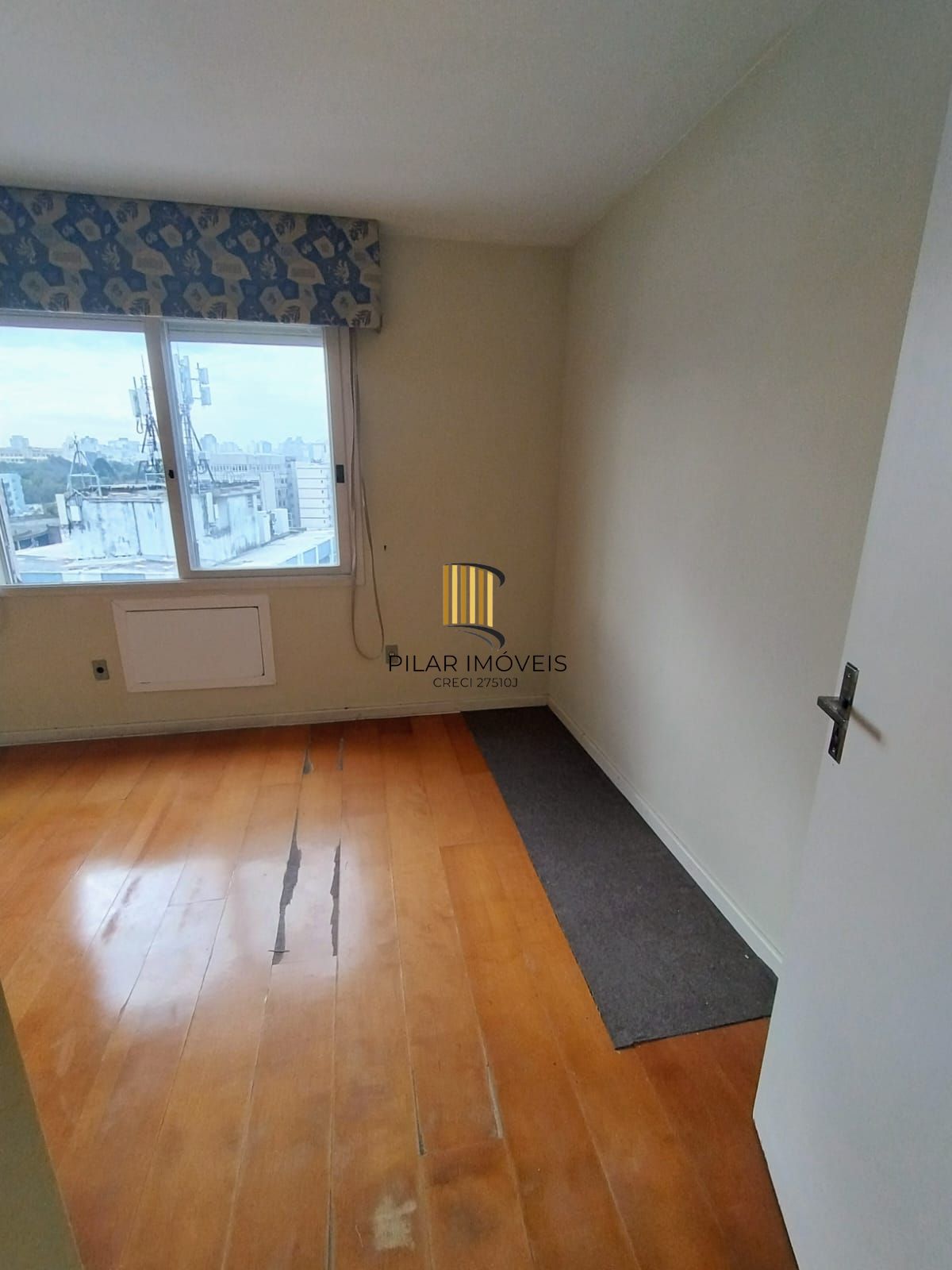 Vende apartamento 2 quartos, andar alto, sacada e gragem na cidade Baixa.