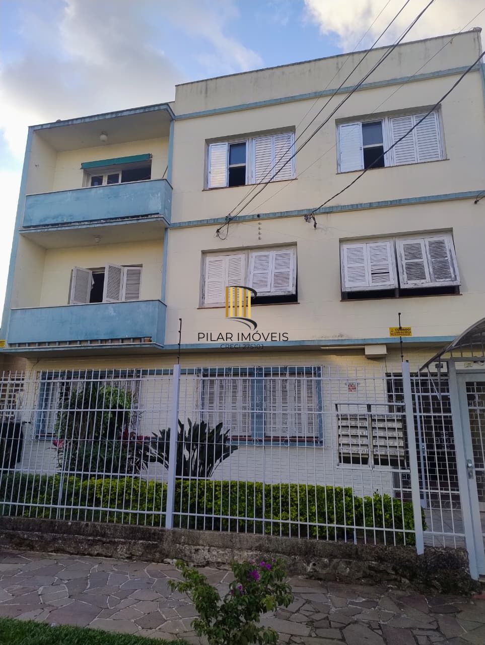 #Vende apartamento  desopcupado com 2 quartos no Menino Deus#