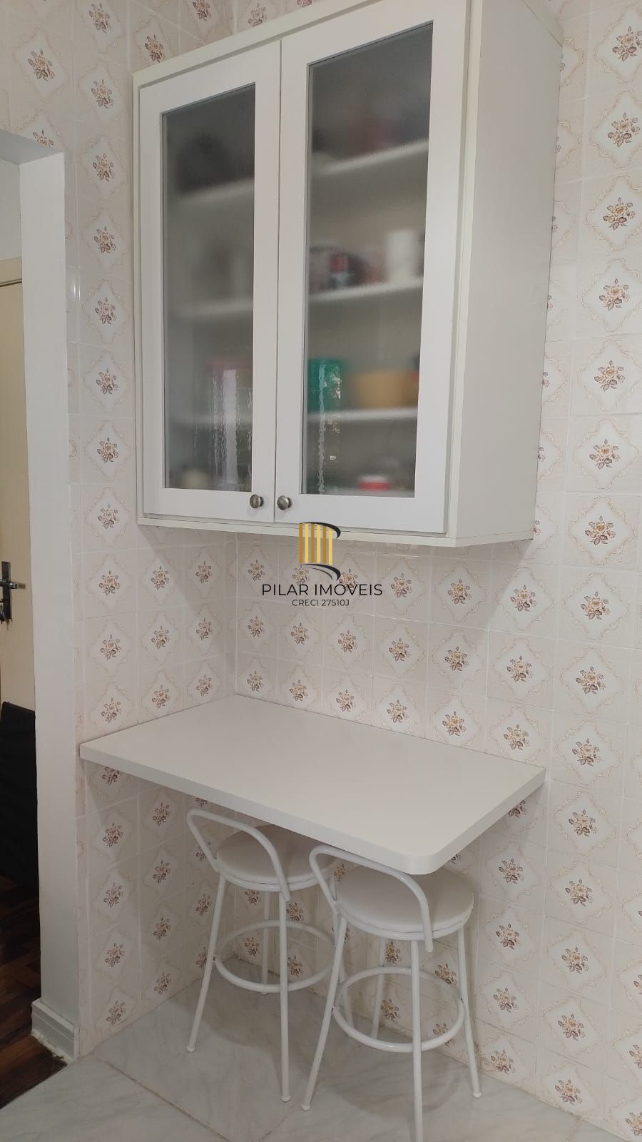 Apartamento 1 dormitório, todo reformado, semimobiliado em condominio fechado.