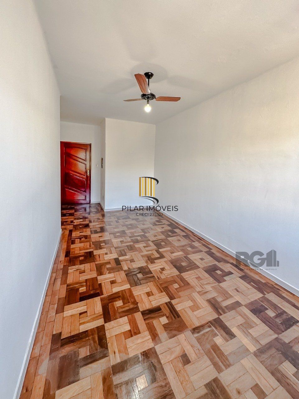 Ótimo apartamento  de 2 dormitórios, sala de estar e sala de jantar, banheiro social e banheiro auxiliar, cozinha  e área de serviço. Iluminado, silencioso. 