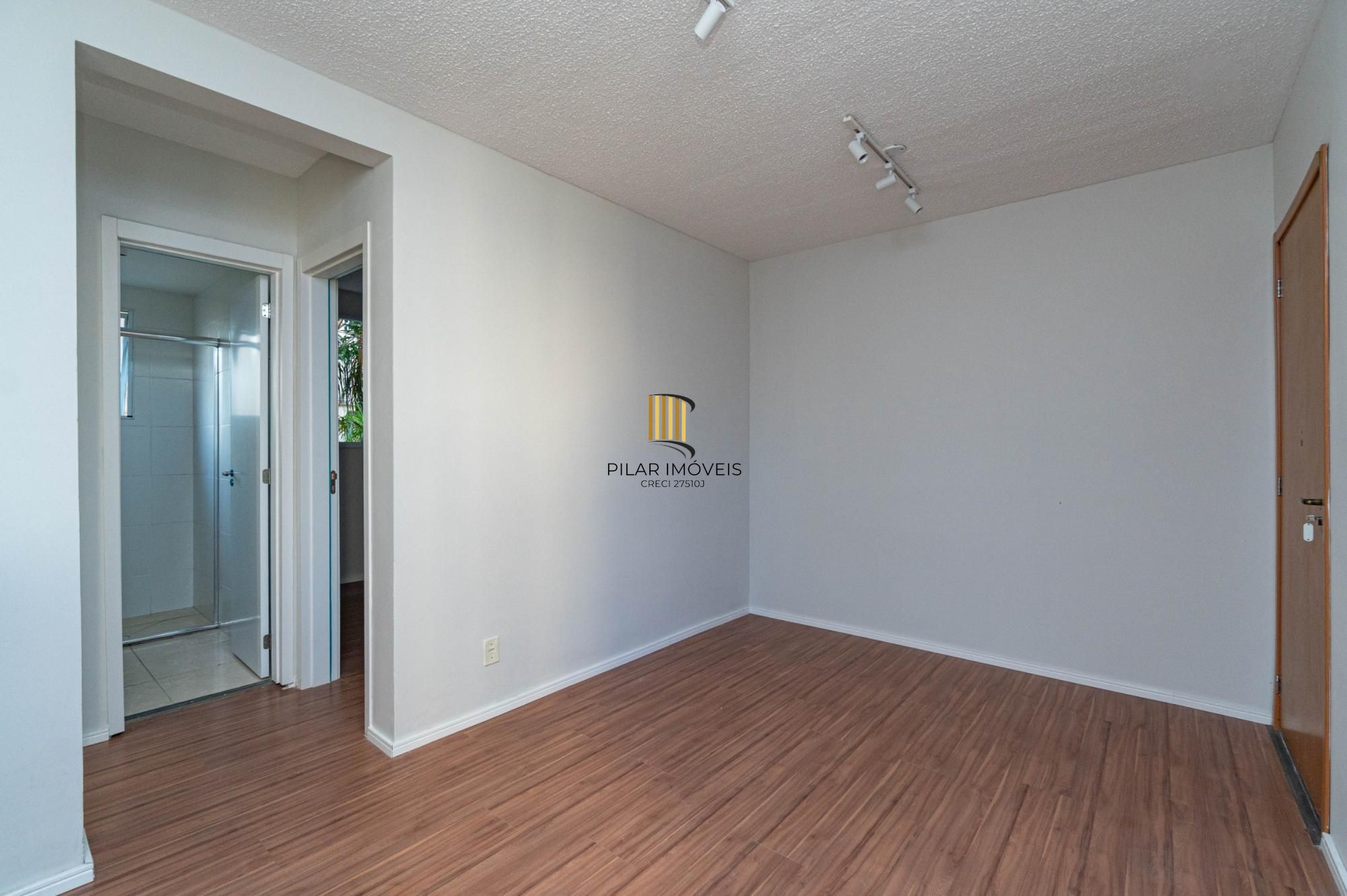 Apartamento térreo,  2 quartos, desocupado, de frente, uma vaga de garagem .