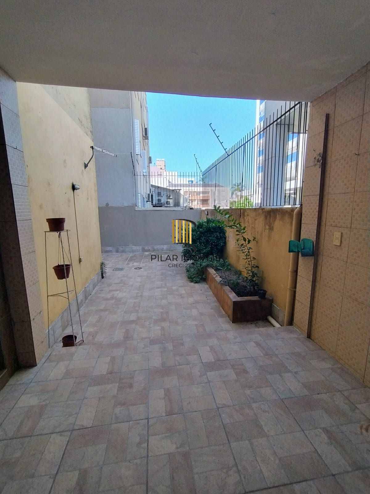 Apartamento térreo 2 quartos com amplo pátio em L no bairro Santana