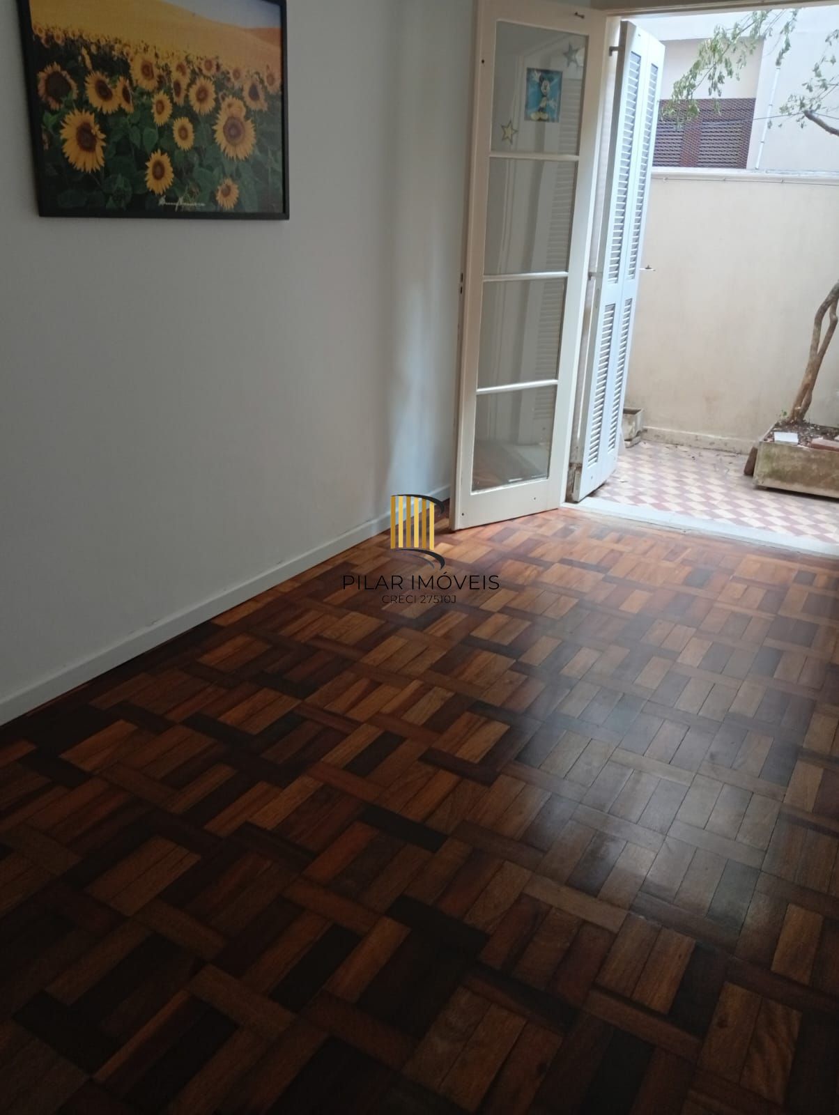 Apartamento térreo,  2 quartos, pátio, desocupado no bairro Cidade Baixa