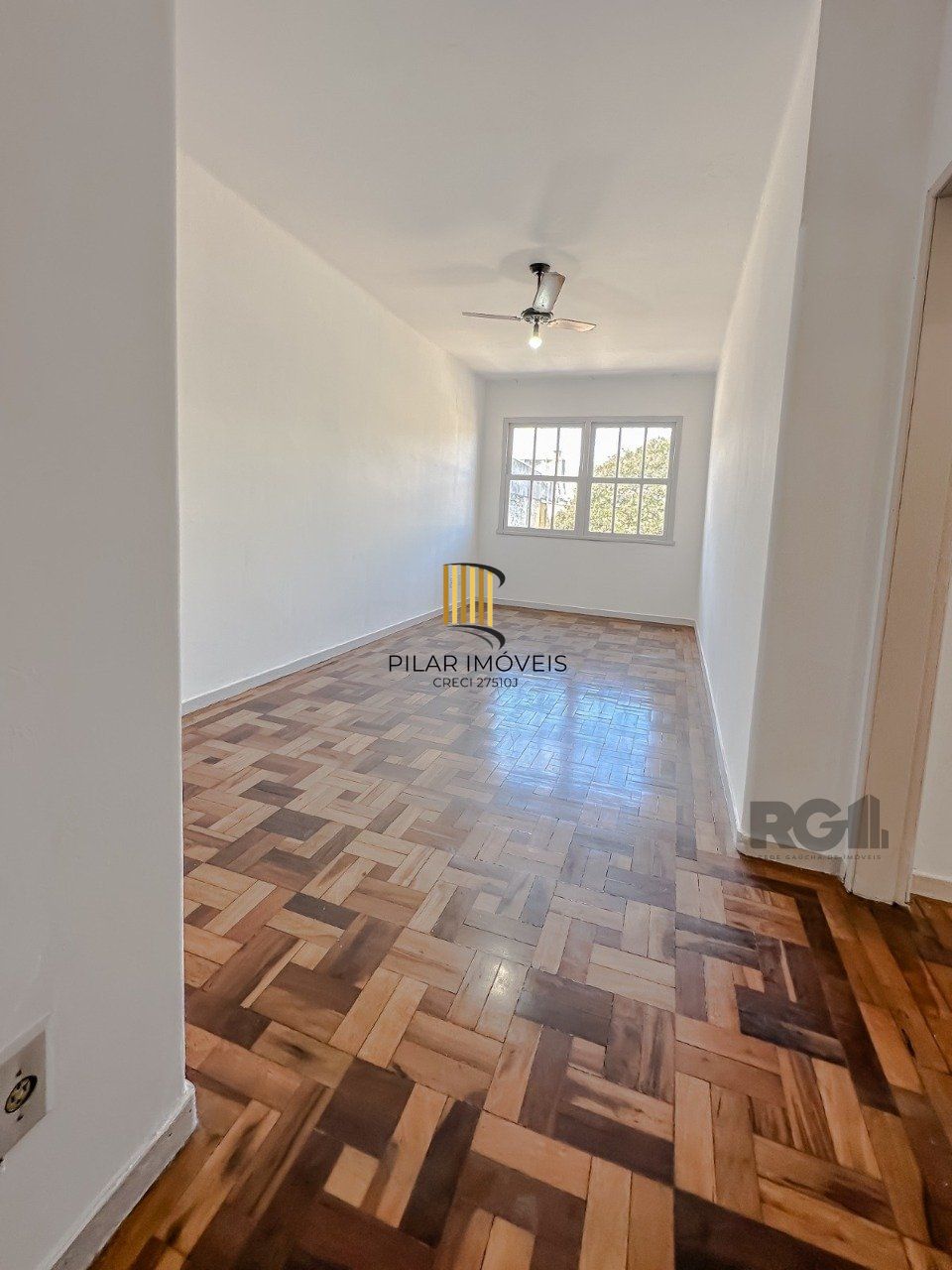 Ótimo apartamento  de 2 dormitórios, sala de estar e sala de jantar, banheiro social e banheiro auxiliar, cozinha  e área de serviço. Iluminado, silencioso. 