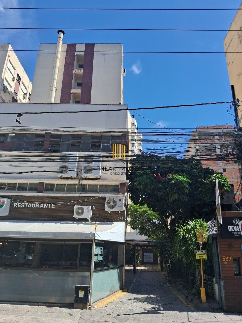 JK reformado na Cidade Baixa com portaria e elevador