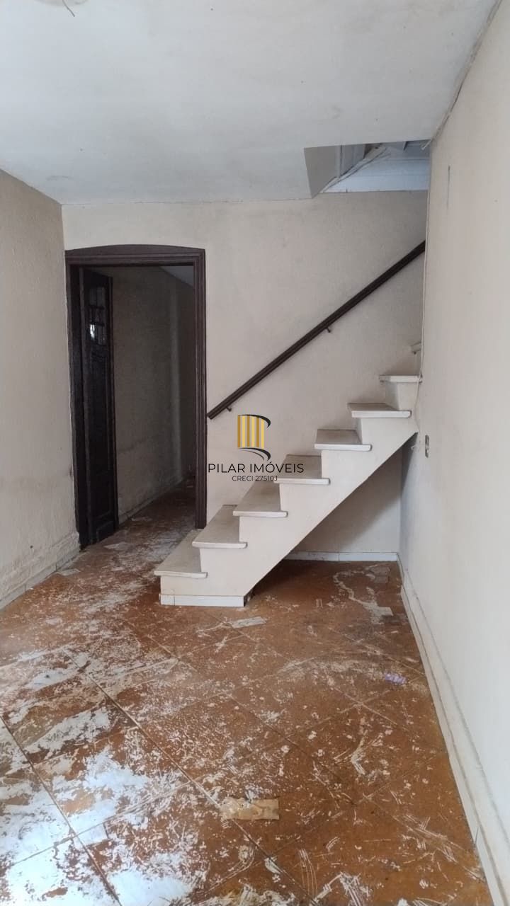 Casa à venda com pátio e garagem na Cidade Baixa.