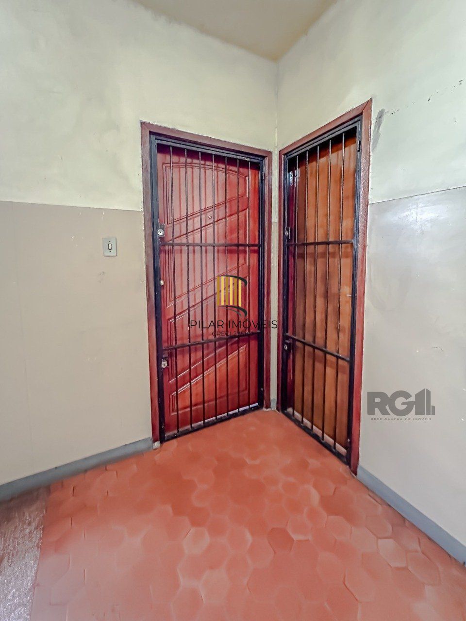 Ótimo apartamento  de 2 dormitórios, sala de estar e sala de jantar, banheiro social e banheiro auxiliar, cozinha  e área de serviço. Iluminado, silencioso. 
