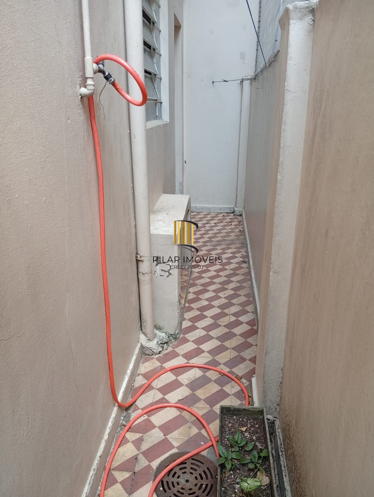 Apartamento térreo,  2 quartos, pátio, desocupado no bairro Cidade Baixa