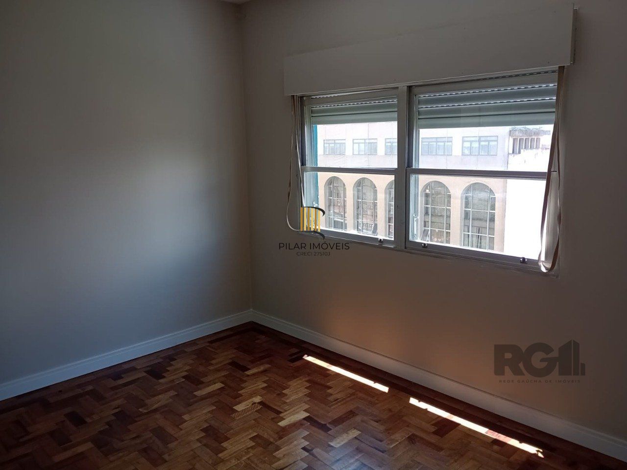 Apartamento com 3 quartos, desocupado no centro histórico.