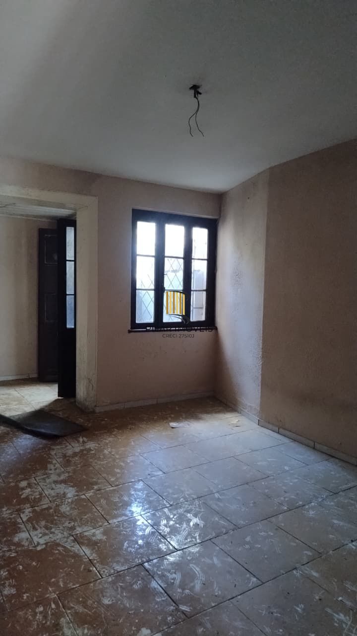 Casa à venda com pátio e garagem na Cidade Baixa.
