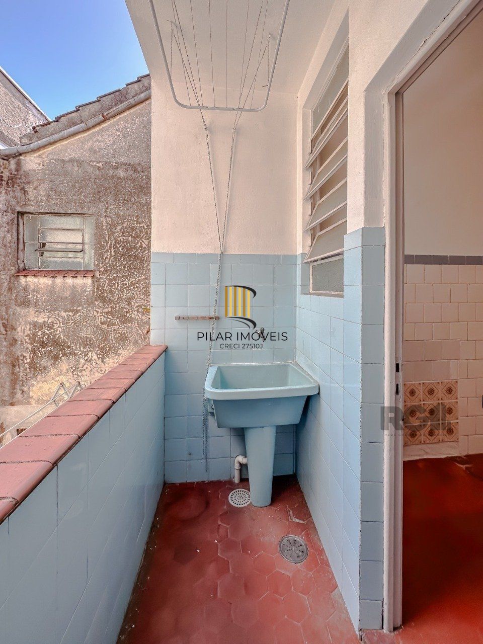 Ótimo apartamento  de 2 dormitórios, sala de estar e sala de jantar, banheiro social e banheiro auxiliar, cozinha  e área de serviço. Iluminado, silencioso. 