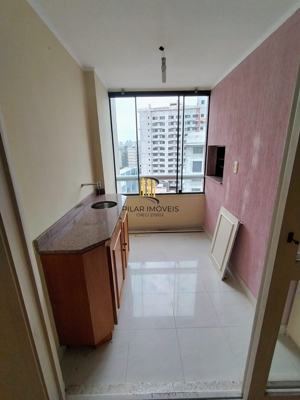 Vende apartamento 2 quartos, andar alto, sacada e gragem na cidade Baixa.