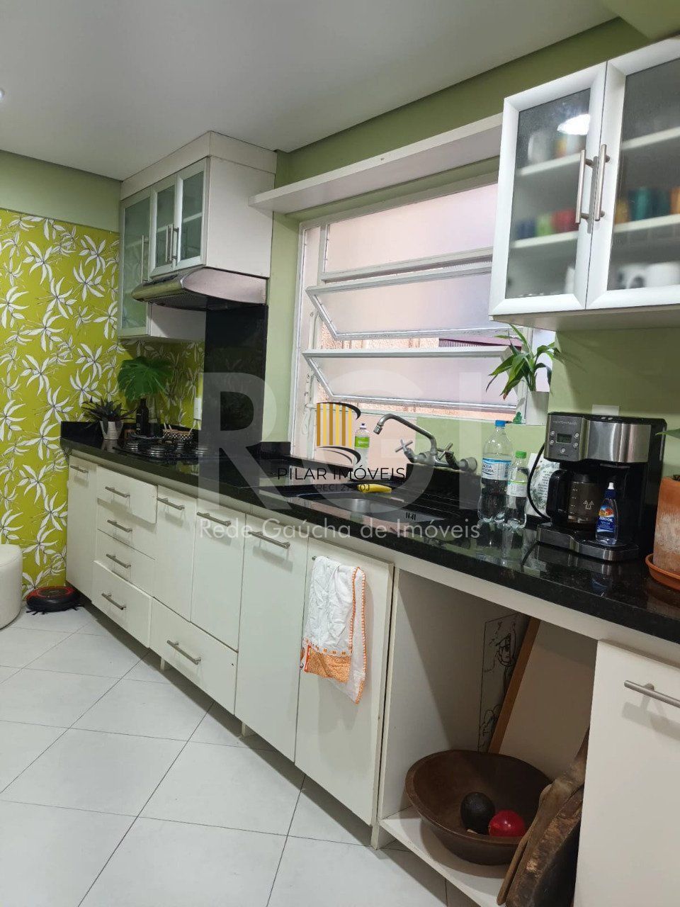 Apartamento  2 quartos, suite, , sacada,   2 quartos,  churrasqueira, semi mobiliado com garagem!