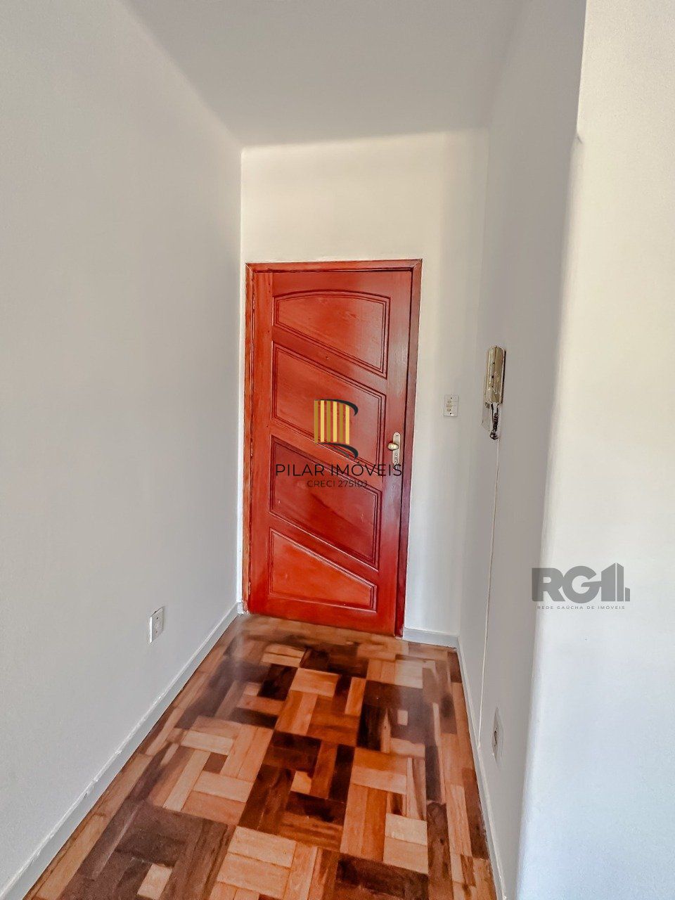 Ótimo apartamento  de 2 dormitórios, sala de estar e sala de jantar, banheiro social e banheiro auxiliar, cozinha  e área de serviço. Iluminado, silencioso. 