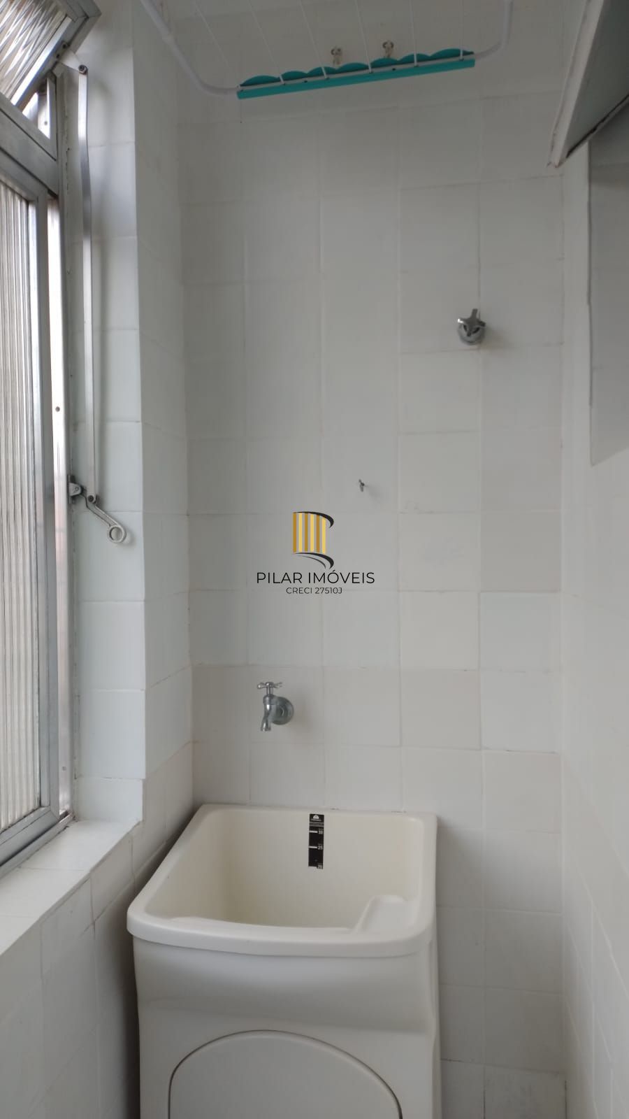 Apartamento 1 dormitório, todo reformado, semimobiliado em condominio fechado.