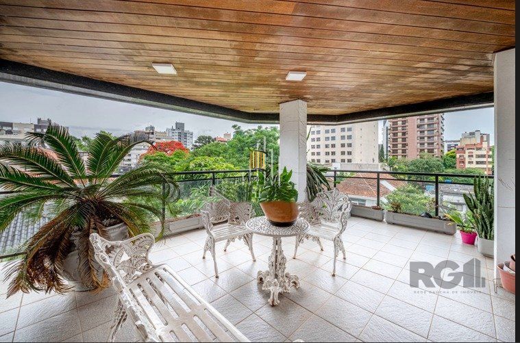 Apartamento  4 dormitórios, suite, de frente com sacada, 3 vagas de garagem, bairro Higienópolis - Porto Alegre