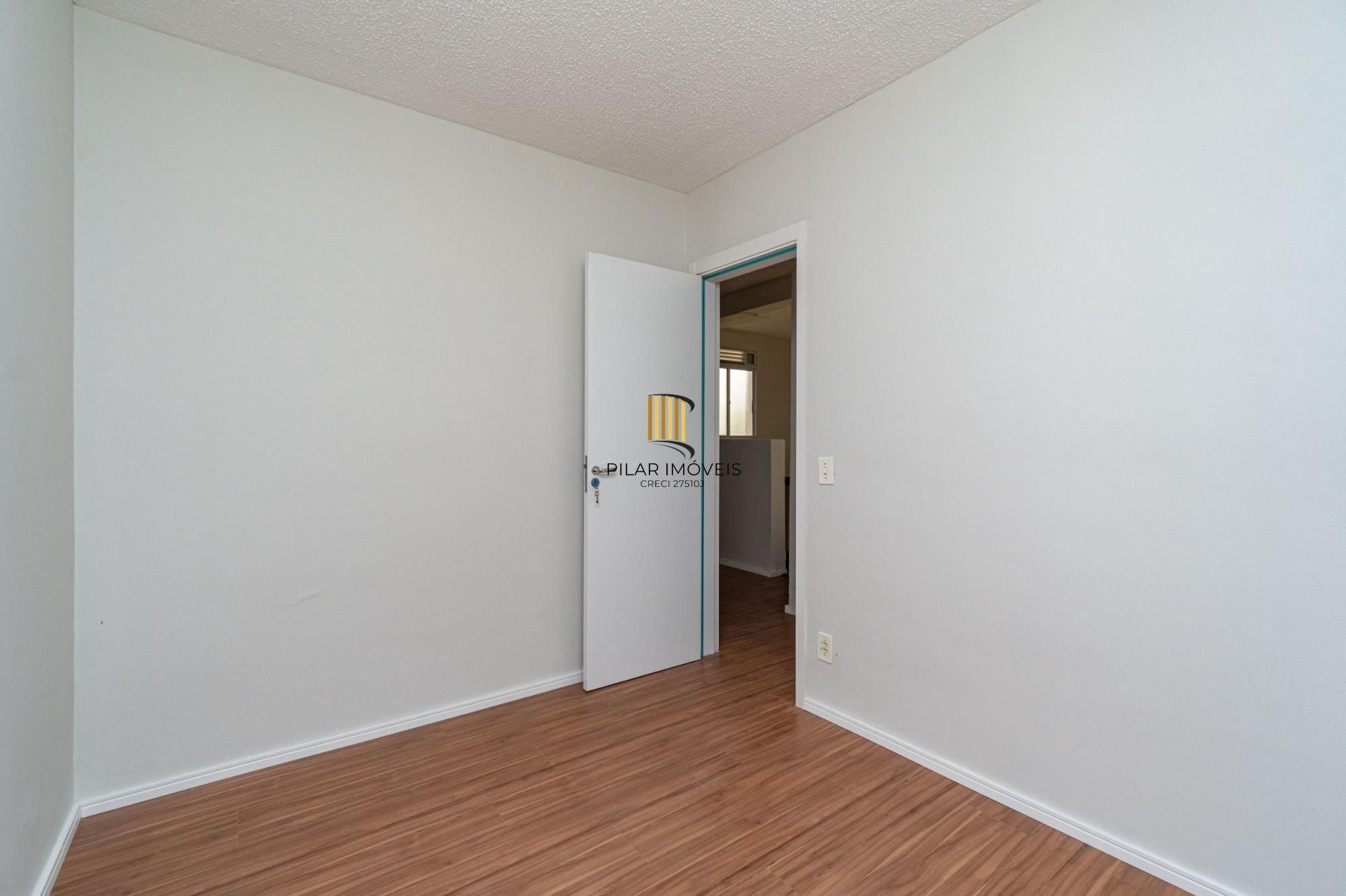 Apartamento térreo,  2 quartos, desocupado, de frente, uma vaga de garagem .