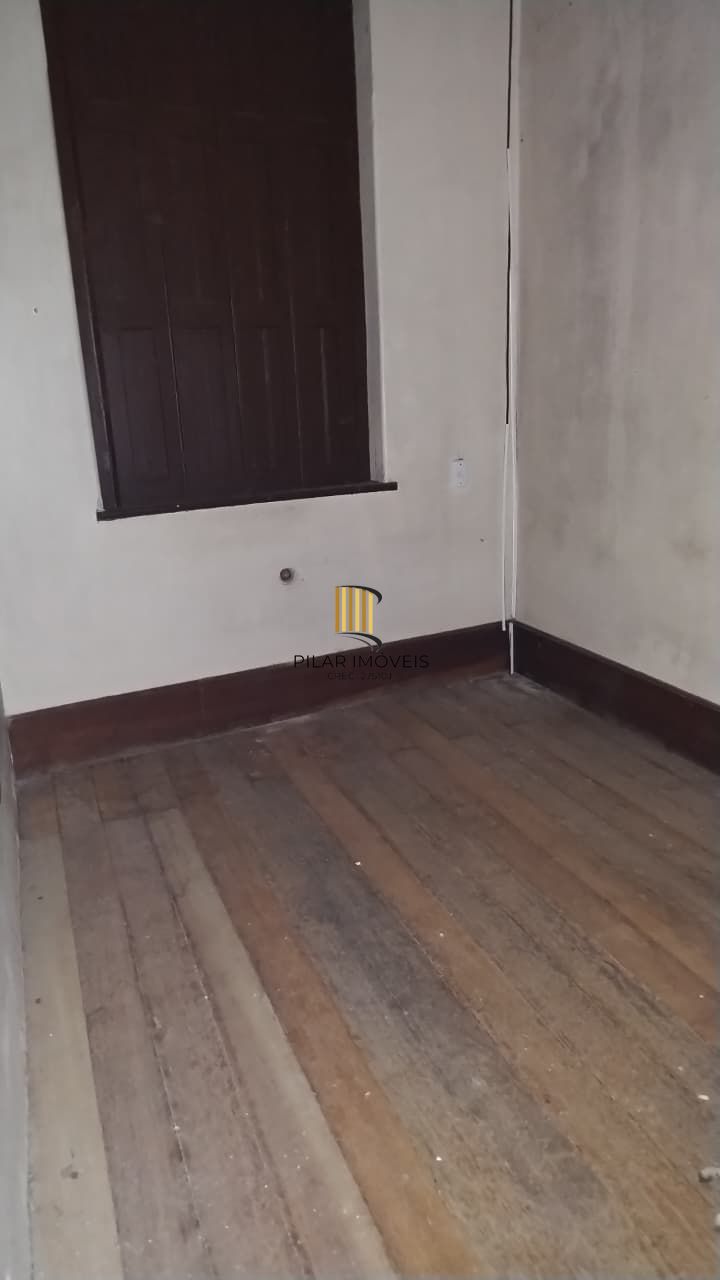 Casa à venda com pátio e garagem na Cidade Baixa.