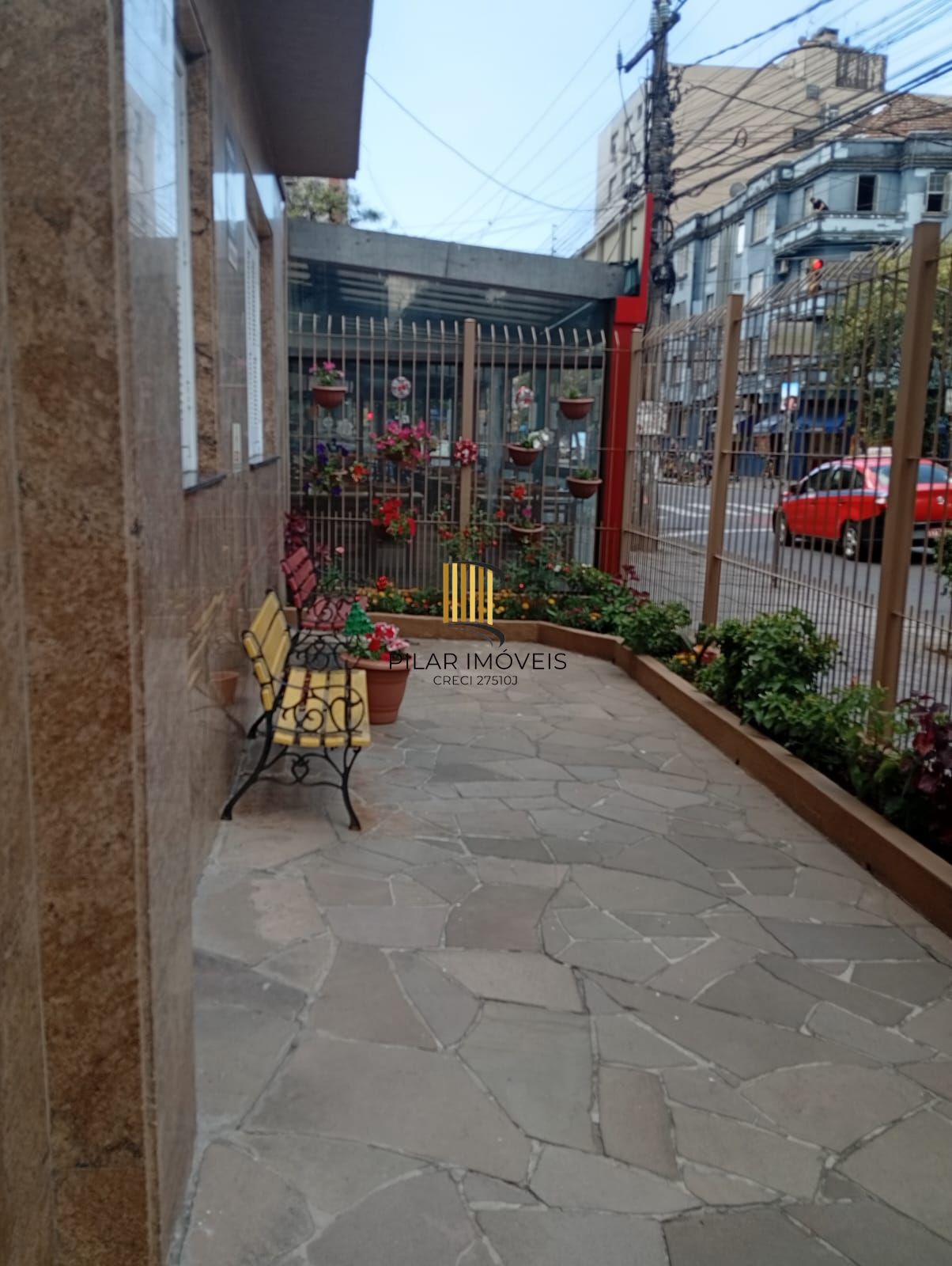 Apartamento térreo,  2 quartos, pátio, desocupado no bairro Cidade Baixa