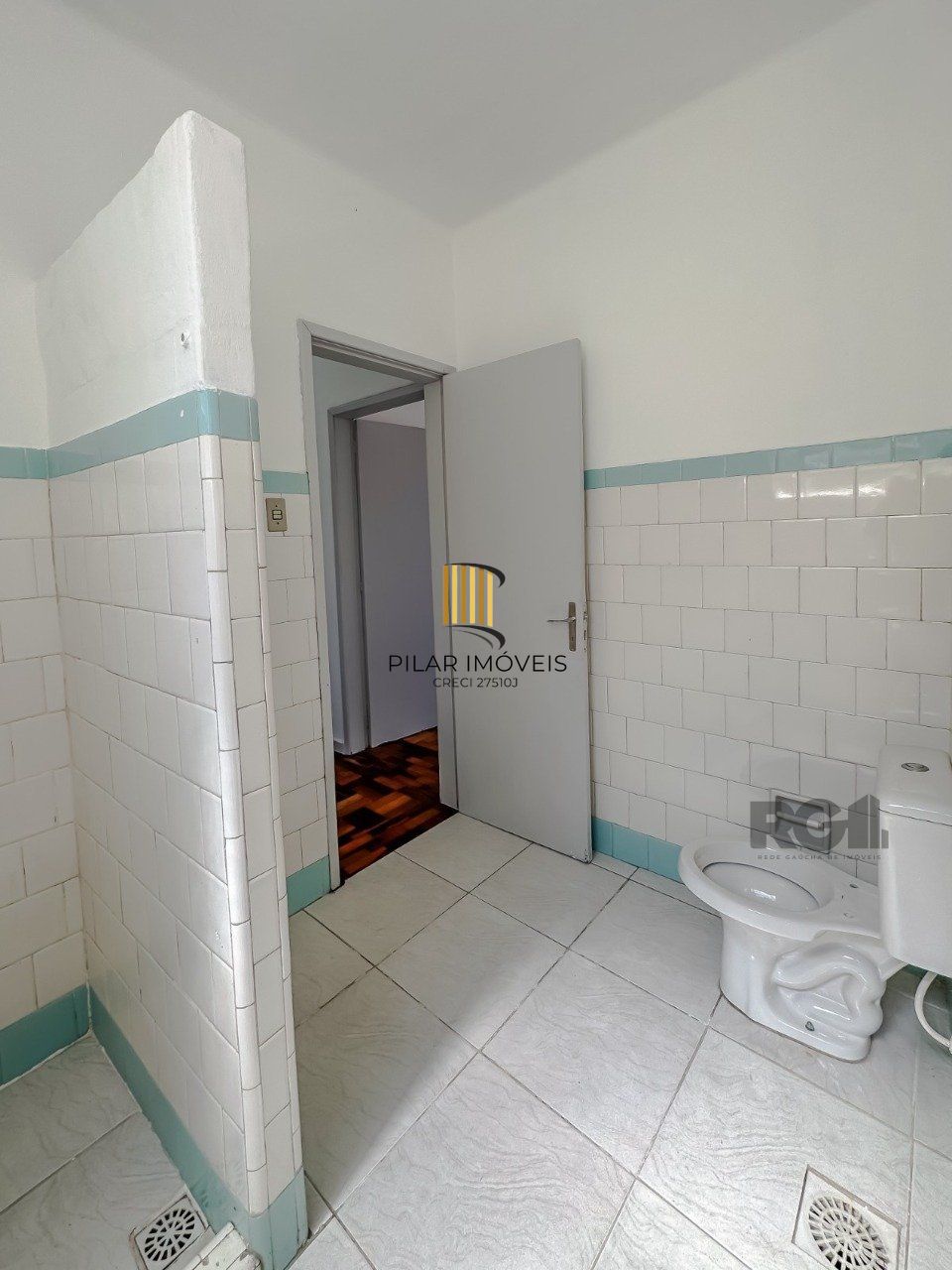 Ótimo apartamento  de 2 dormitórios, sala de estar e sala de jantar, banheiro social e banheiro auxiliar, cozinha  e área de serviço. Iluminado, silencioso. 