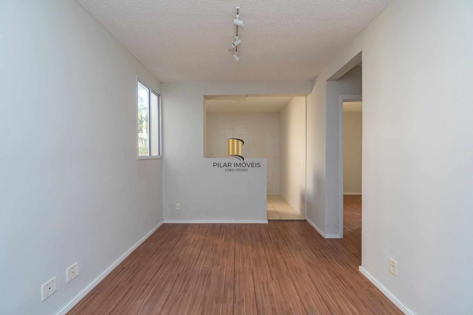 Apartamento térreo,  2 quartos, desocupado, de frente, uma vaga de garagem .