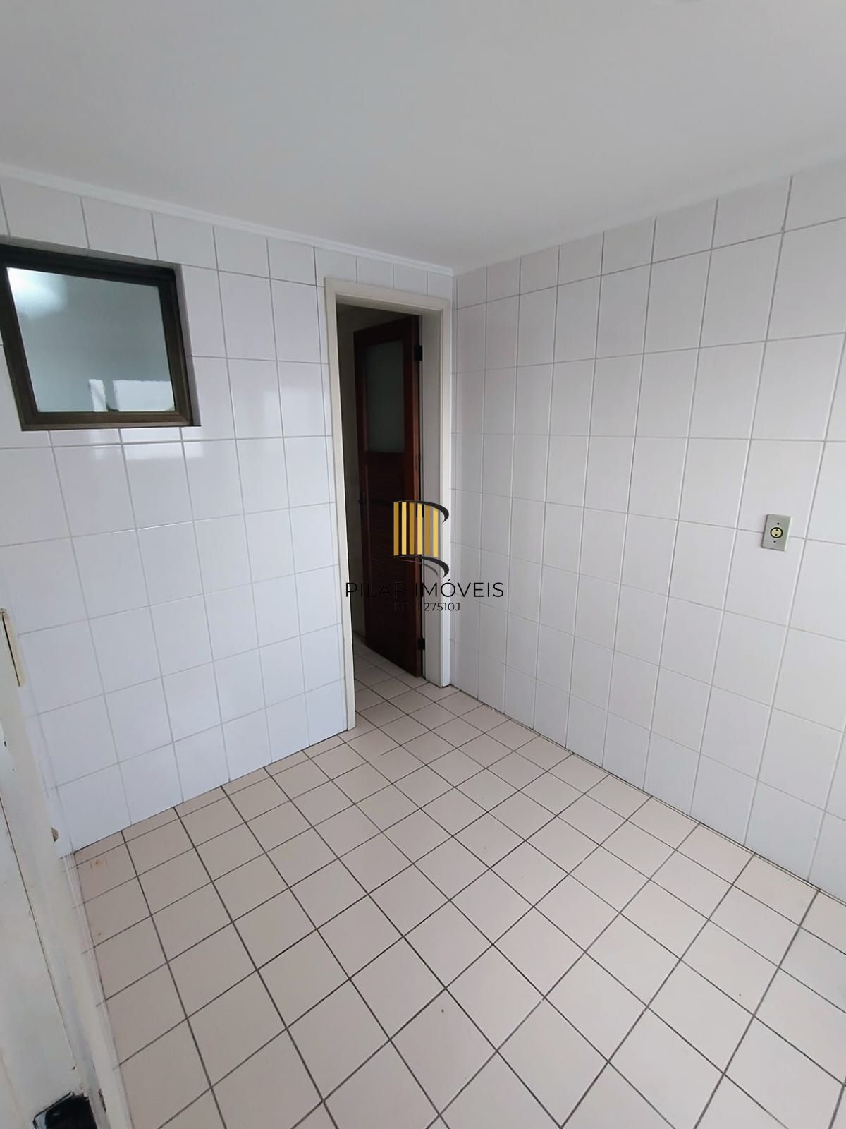 Vende apartamento 2 quartos, andar alto, sacada e gragem na cidade Baixa.