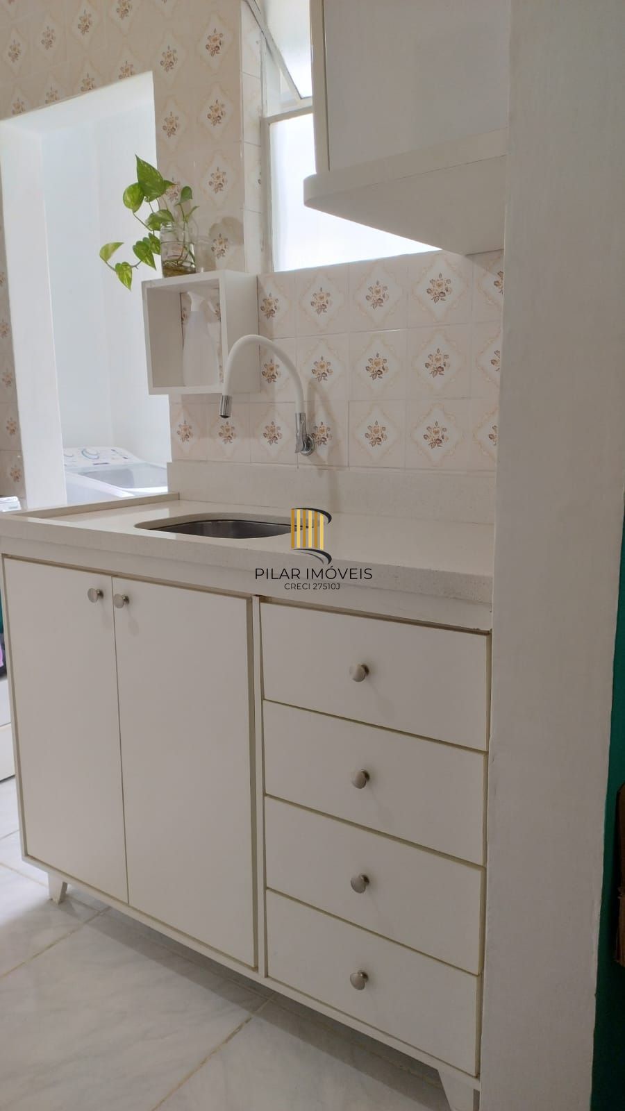 Apartamento 1 dormitório, todo reformado, semimobiliado em condominio fechado.