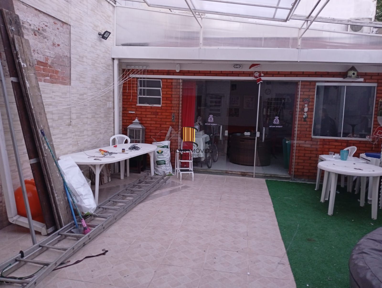 Casa com 5 quartos , 7 banheiros e pátio!