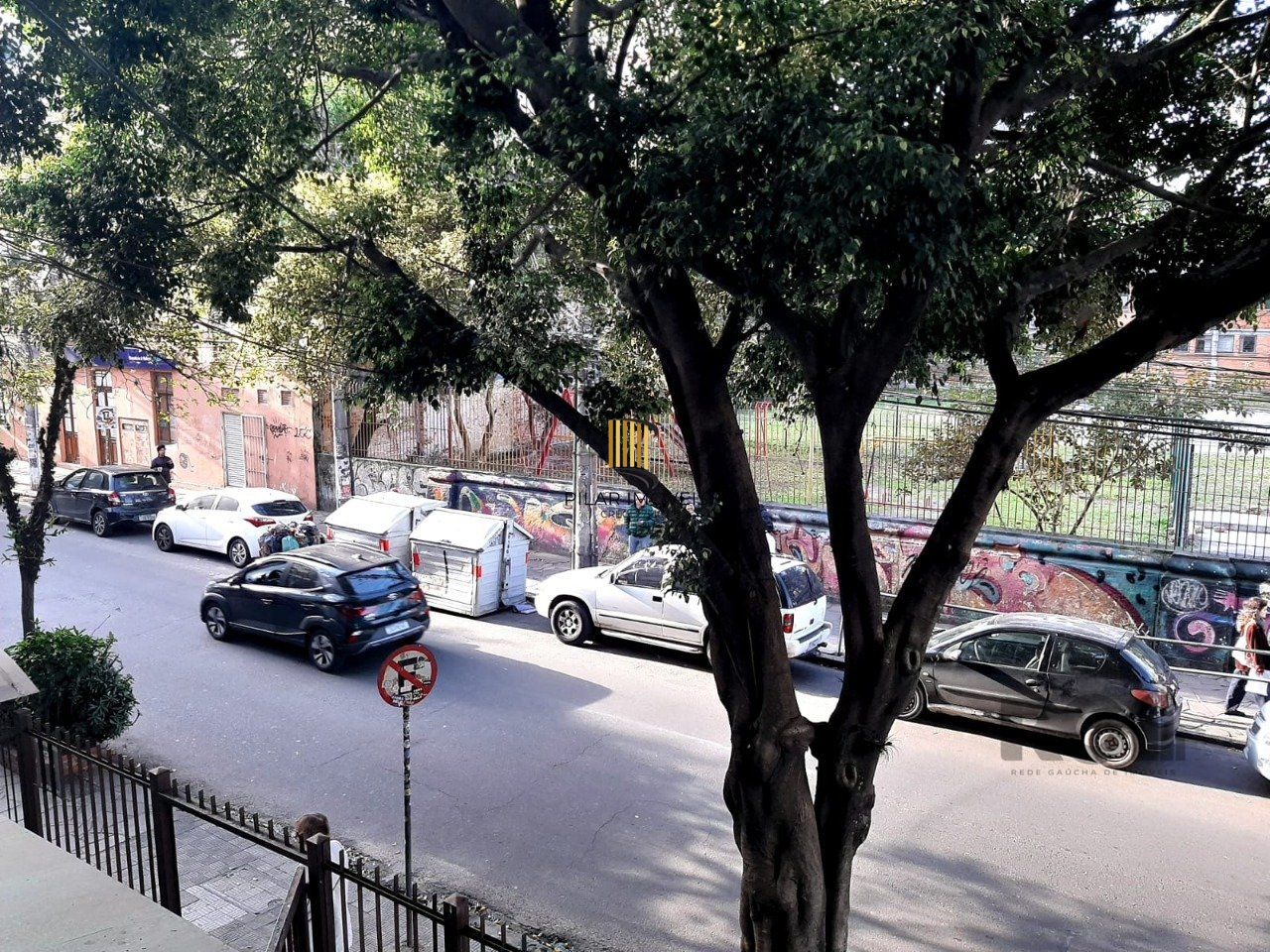   Ótimo apartamento 3 dormitórios, de frente com sacada, bairro Cidade Baixa- Porto Alegre