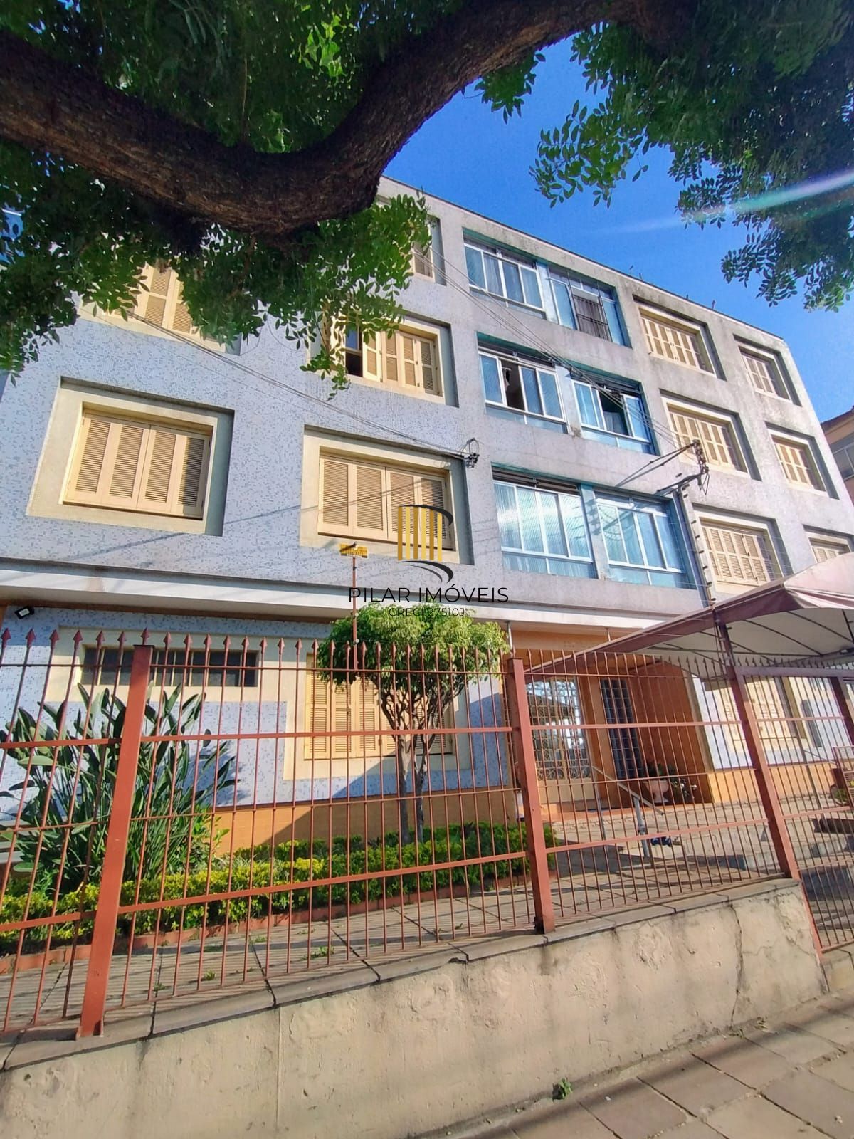 Apartamento térreo 2 quartos com amplo pátio em L no bairro Santana