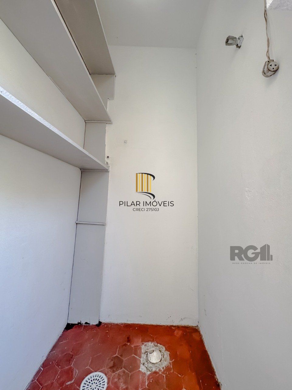 Ótimo apartamento  de 2 dormitórios, sala de estar e sala de jantar, banheiro social e banheiro auxiliar, cozinha  e área de serviço. Iluminado, silencioso. 